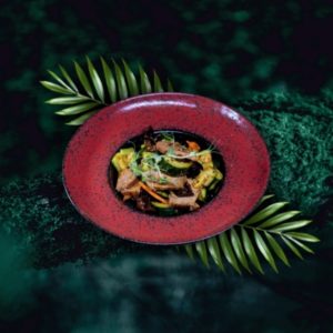 114. Салат с огурцом, говядиной и грибами