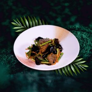 5005. Древесные грибы с говядиной и стрелками чеснока